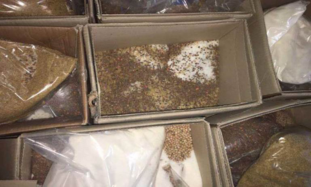 صورة نقلها ناشطين لصناديق تحوي مساعدات غذائية تم العبث بها من قبل قوات النظام